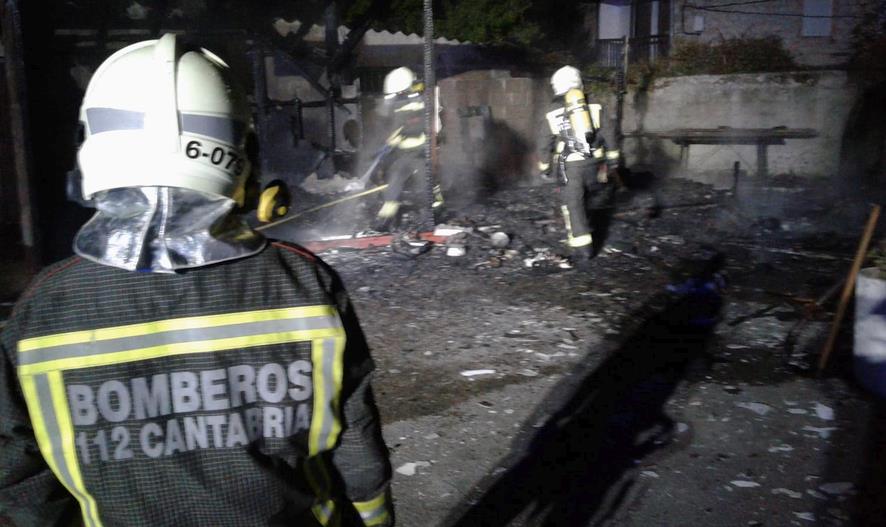 Efectivos de emergencias extinguen un incendio en un camping de Valdáliga