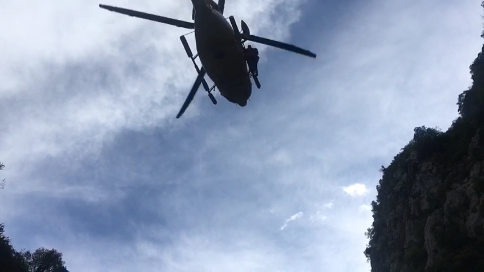 Rescatada una menor lesionada mientras realizaba barranquismo en Peñarrubia