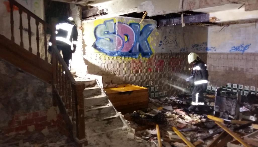 Bomberos del Servicio de Emergencias de Cantabria extinguen un incendio en una casa abandonada de Laredo