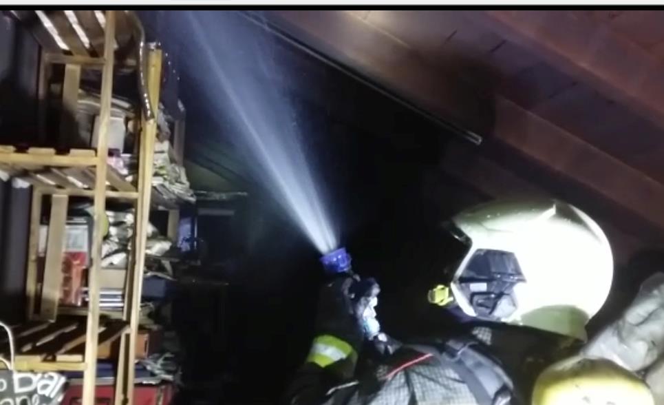 Bomberos del Gobierno extinguen incendios en viviendas de Gama y San Vicente de la Barquera