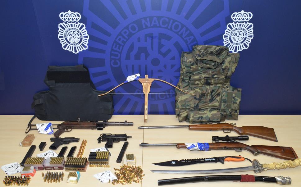 Detenidos tres hombres por tenencia ilícita de armas y munición