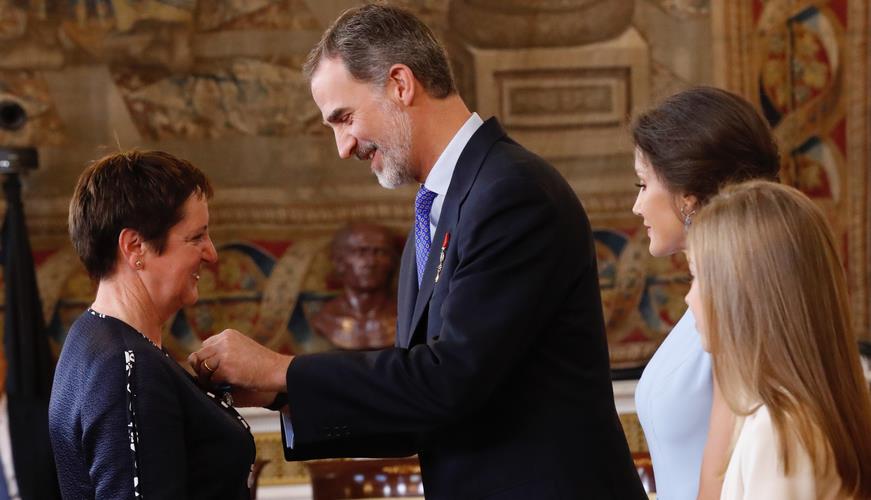 La capataz forestal cántabra Rosaura "Chaori" Campuzano, condecorada por Felipe VI con la Real Orden del Mérito Civil - Foto: Casa Real