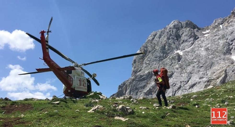 El helicóptero del Gobierno de Cantabria evacúa a un hombre accidentado en el Parque Nacional de los Picos de Europa