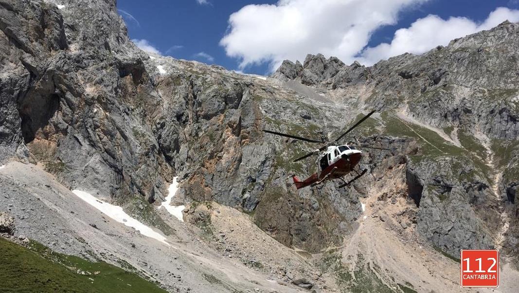 El helicóptero del Gobierno de Cantabria evacúa a un hombre accidentado en el Parque Nacional de los Picos de Europa