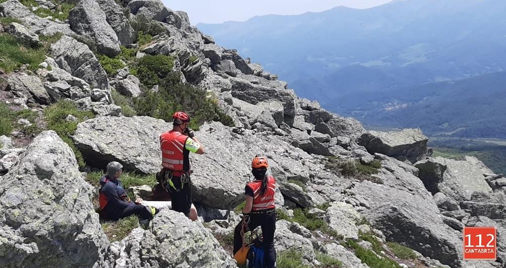 El helicóptero del Gobierno rescata a una montañera con posible esguince de rodilla en Cornón de Peña Sagra