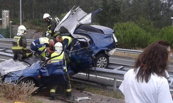 Rescatadas tres personas atrapadas en un accidente en la A-8 a la salida de Caviedes, sentido Vizcaya
