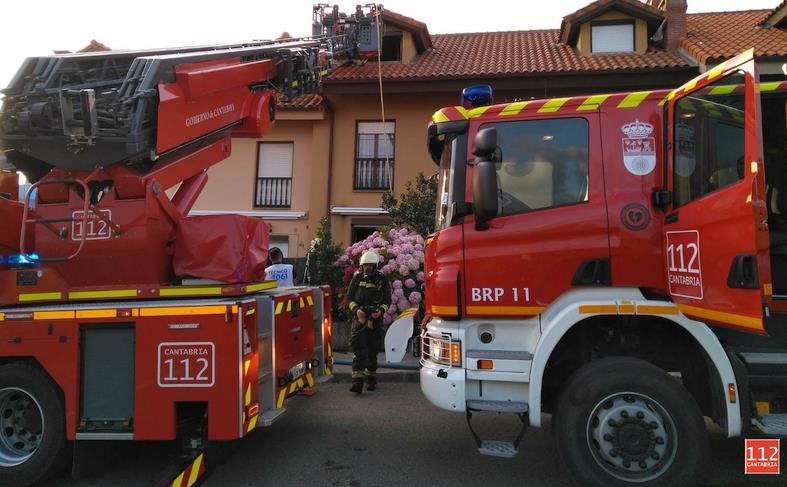 Bomberos del Gobierno extinguen un incendio en un chalet en Comillas