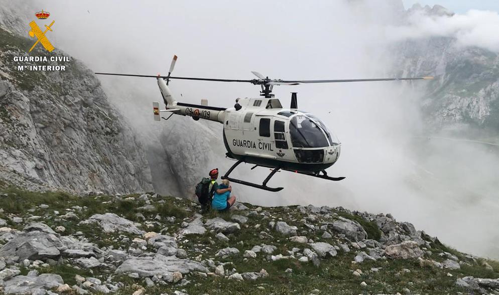 La Guardia Civil rescata a dos montañeros enriscados en los Picos de Europa