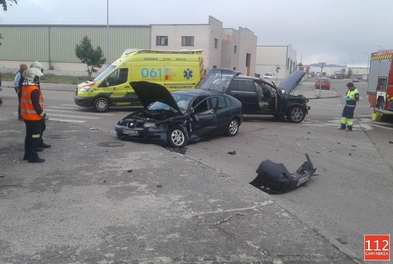 Dos vehículos colisionan en el polígono industrial La Vega de Reinosa