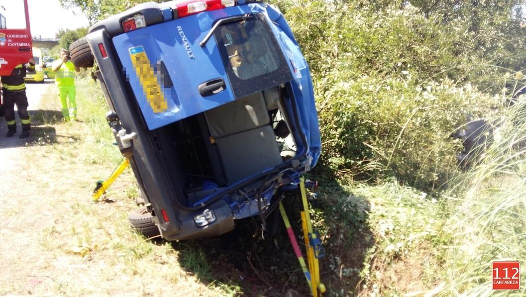 Fallece una mujer francesa en un accidente al volcar una furgoneta en la A8, a la altura de Anero