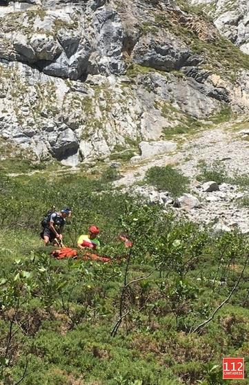 El helicóptero del Gobierno rescata a una senderista con fractura abierta de tibia y peroné en los Picos de Europa