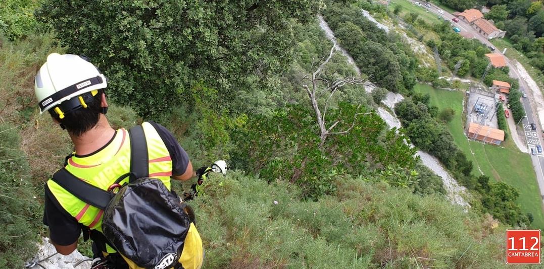 Efectivos del 112 rescataron ayer a una pareja en la vía ferrata de La Hermida