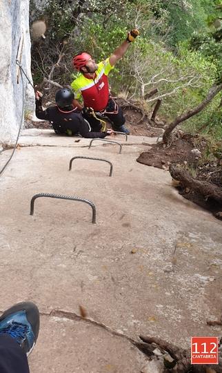 Efectivos del 112 rescatan a una pareja en la vía ferrata de La Hermida