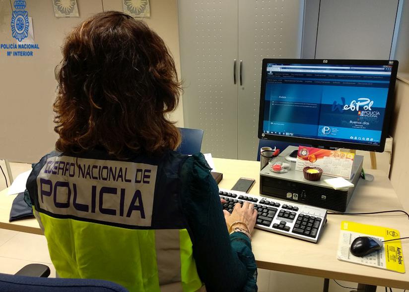 La Policía Nacional detiene a una mujer por estafa al usar de forma fraudulenta la libreta bancaria de una anciana