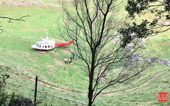 El helicóptero del Gobierno de Cantabria rescató a un espeleólogo inglés en Matienzo (Ruesga)