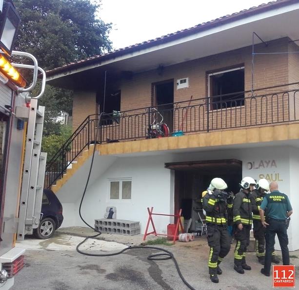 Bomberos de Emergencias Cantabria 112 extinguen un incendio en una vivienda en Alceda (Corvera de Toranzo)