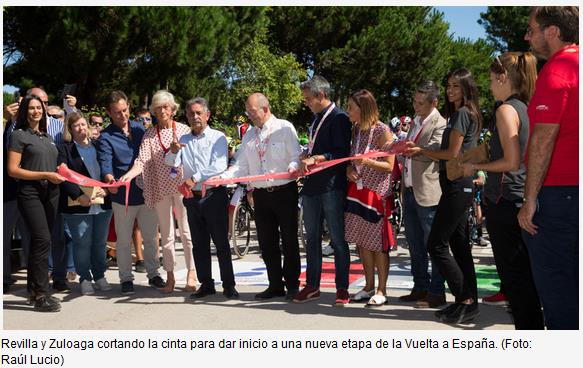 Revilla y Zuloaga cortando la cinta para dar inicio a una nueva etapa de la Vuelta a España. (Foto: Raúl Lucio)