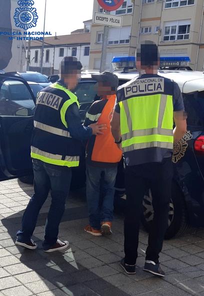 La Policía Nacional detiene a un hombre por un delito de trata de seres humanos y libera a su víctima