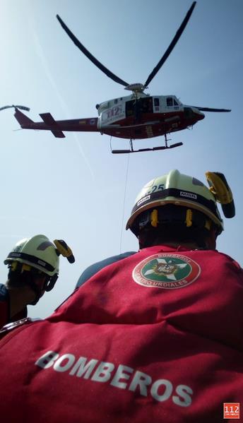 El helicóptero del Gobierno evacua a un hombre en el monte Candina, en Liendo