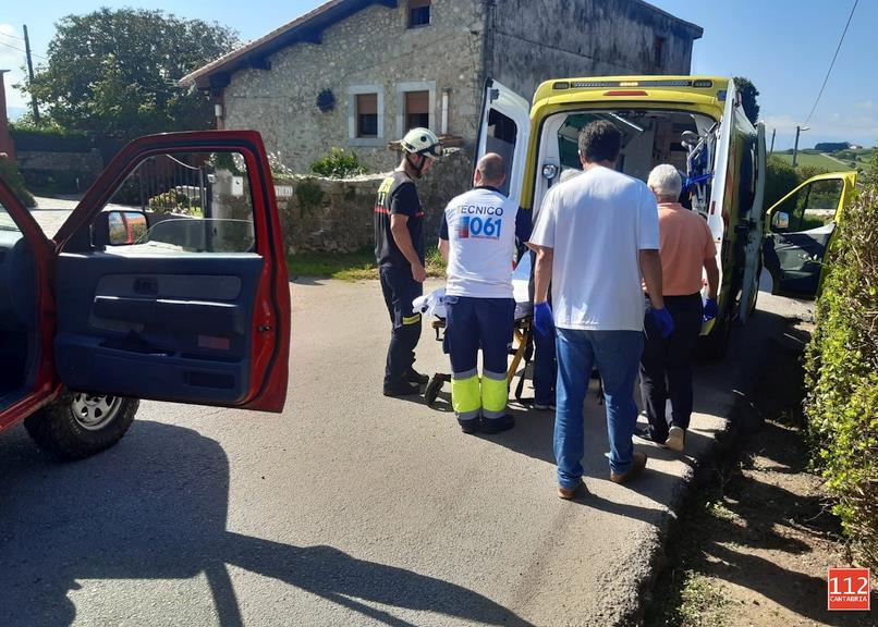 Bomberos de Emergencias Cantabria 112 evacuan a un hombre de 75 años de una senda de la ruta de los Acantilados, en San Vicente de la Barquera