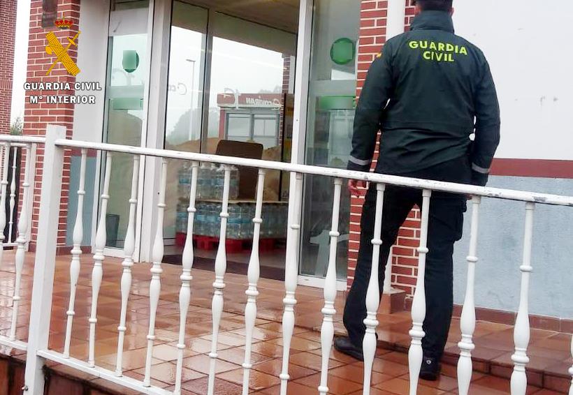 La Guardia Civil detiene a un hombre por robar casi 5.000 euros en un supermercado de San Miguel de Meruelo