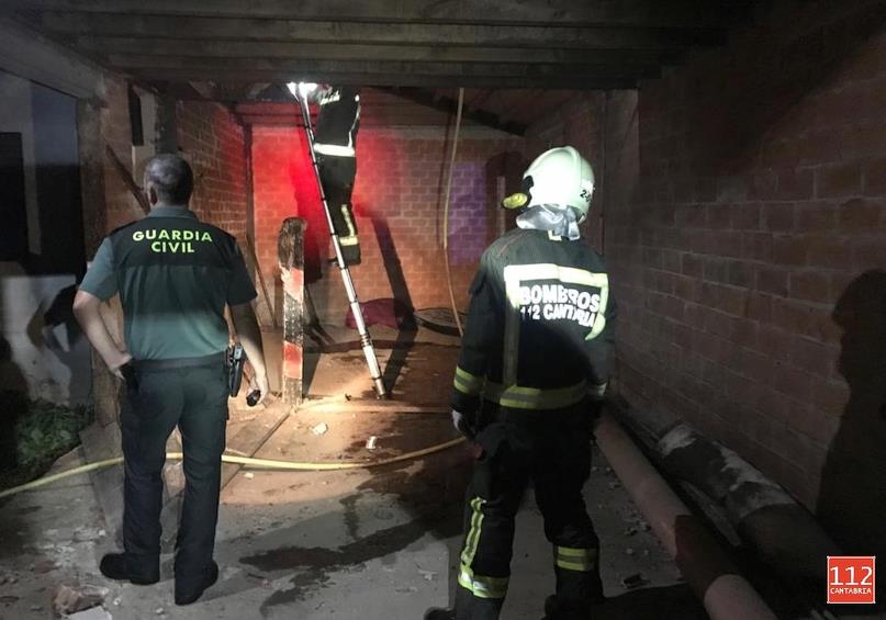 Bomberos de Emergencias Cantabria 112 extinguen un incendio en una vivienda en construcción en Carrejo (Cabezón de la Sal)