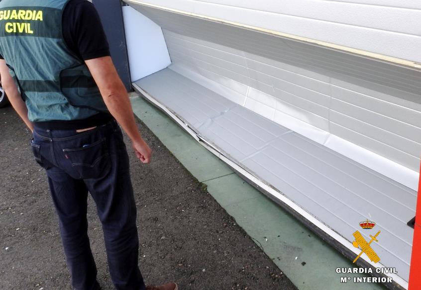 La Guardia Civil detiene a dos hombres por alunizajes en empresas