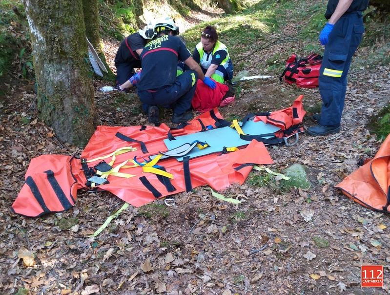 Bomberos de Emergencias Cantabria 112 evacuan a una mujer que se ha caído de una altura de 2 metros en una ruta en Ucieda (Ruente)