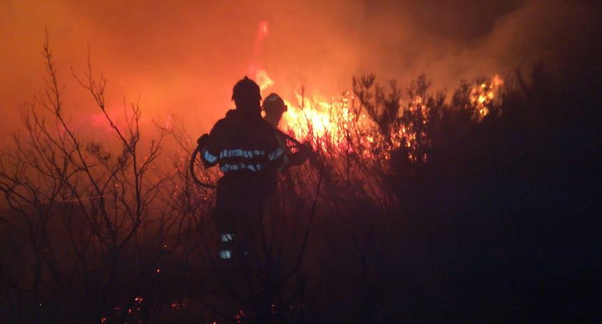 Las fotografías, de la Oficina de Comunicación del Gobierno de Cantabria, son del incendio en la madrugada de hoy en Mata de la Hoz (Valdeolea)