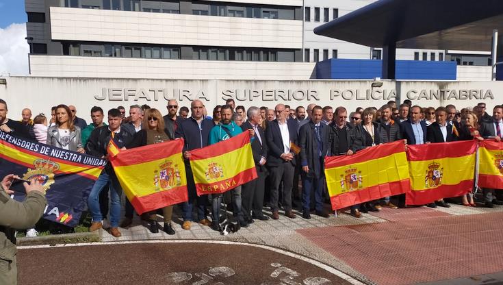 Santander acoge una concentración de apoyo al trabajo de la Policía Nacional en Cataluña