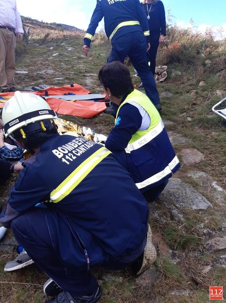Efectivos de Emergencias del Gobierno evacuan a un senderista con fractura de fémur en el Vía Crucis de San Sebastián de Garabandal (Rionansa)
