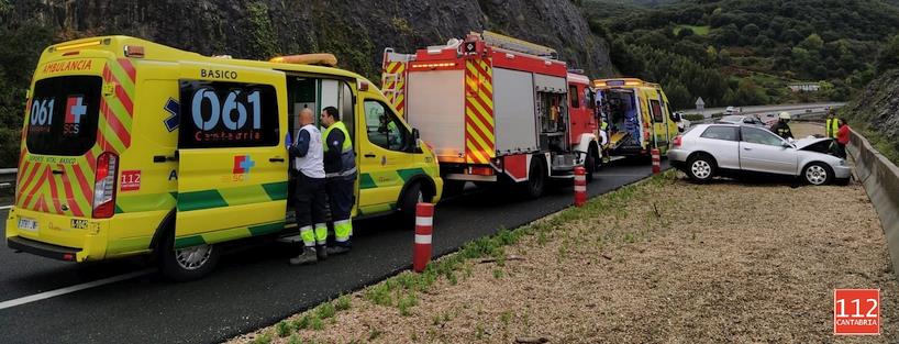 Tres heridos leves en un accidente de tráfico en la A-8 a la altura de Liendo