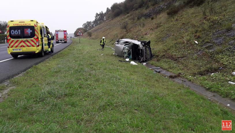 Un hombre herido leve al salirse de la vía y volcar su vehículo en la A-8 a la altura de Bárcena de Cicero