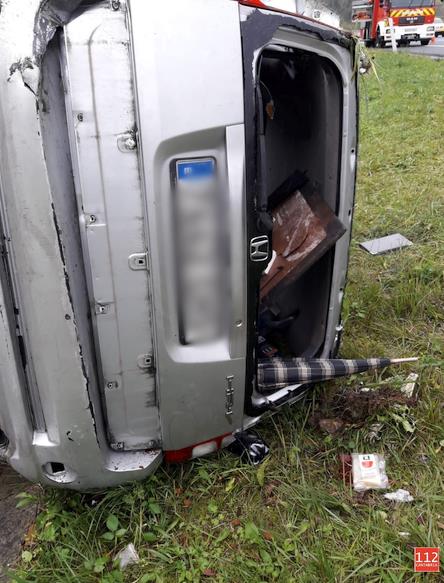 Un hombre herido leve al salirse de la vía y volcar su vehículo en la A-8 a la altura de Bárcena de Cicero