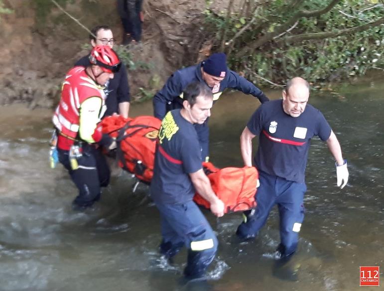 Efectivos de Emergencias del Gobierno evacuan a un senderista en una pista forestal de camino a la Cueva del Canónigo en La Cavada (Riotuerto)