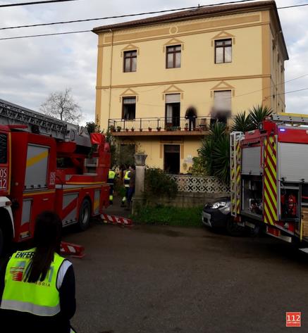 Bomberos de Emergencias Cantabria 112 ventilan y revisan una vivienda en Gama (Bárcena de Cicero)