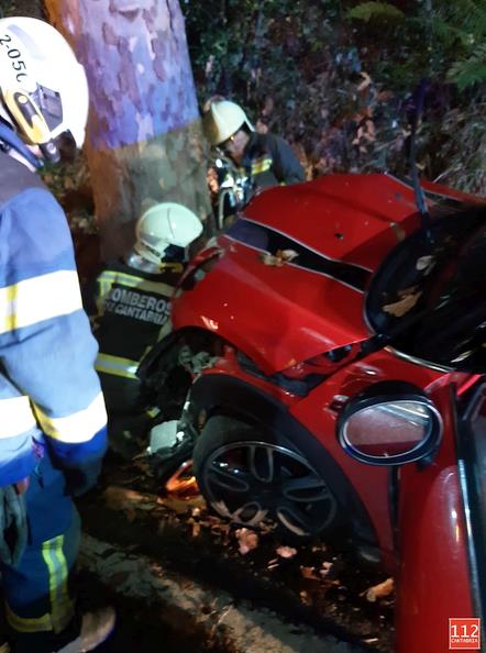 Un herido leve al chocar con su vehículo contra un árbol en la CA-363 a la altura de Lamadrid (Valdáliga)