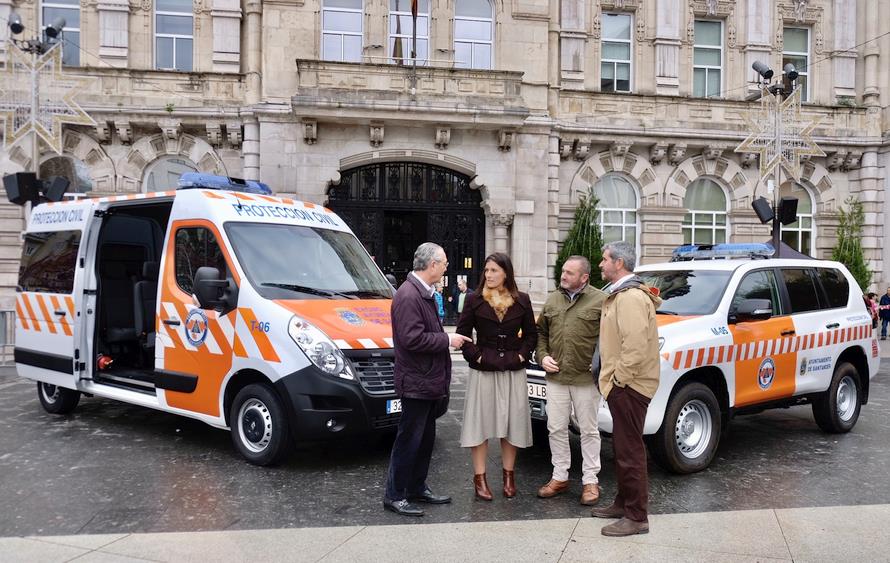 Santander entrega a Protección Civil un nuevo todoterreno 4X4 y una furgoneta