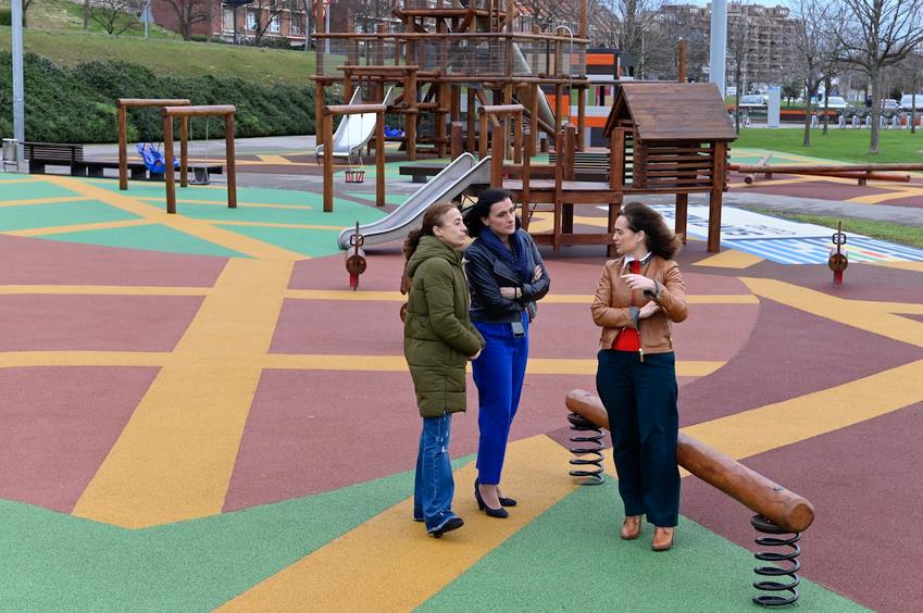 Finalizada la renovación del suelo de seguridad del parque infantil de Las Llamas