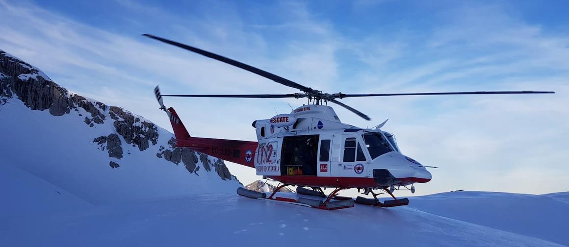 El helicóptero del Gobierno de Cantabria evacua a un montañero caído en Peña Vieja
