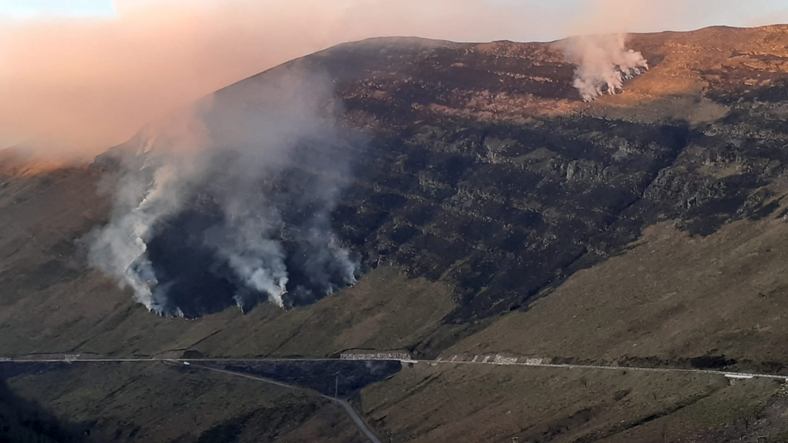 Se mantiene activo el incendio forestal de Vega de Pas y otro más en San Roque de Riomiera