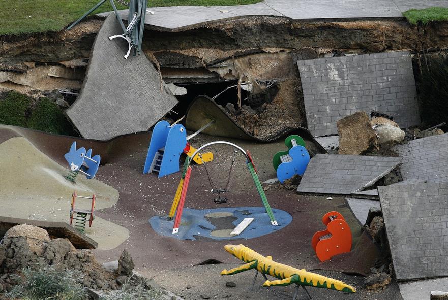 Restos del parque infantil sobre el aparcamiento de Nueva Montaña - Foto: David Laguillo / CANTABRIA DIARIO