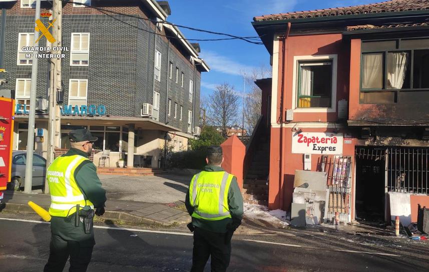 La Guardia Civil salva a dos ancianos en un incendio producido en Igollo de Camargo