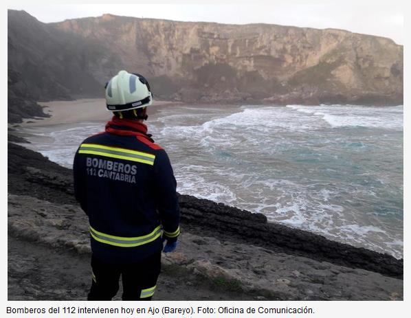 El helicóptero del Gobierno rescata el cuerpo de un varón en la playa de Antuerta, en Ajo (Bareyo)