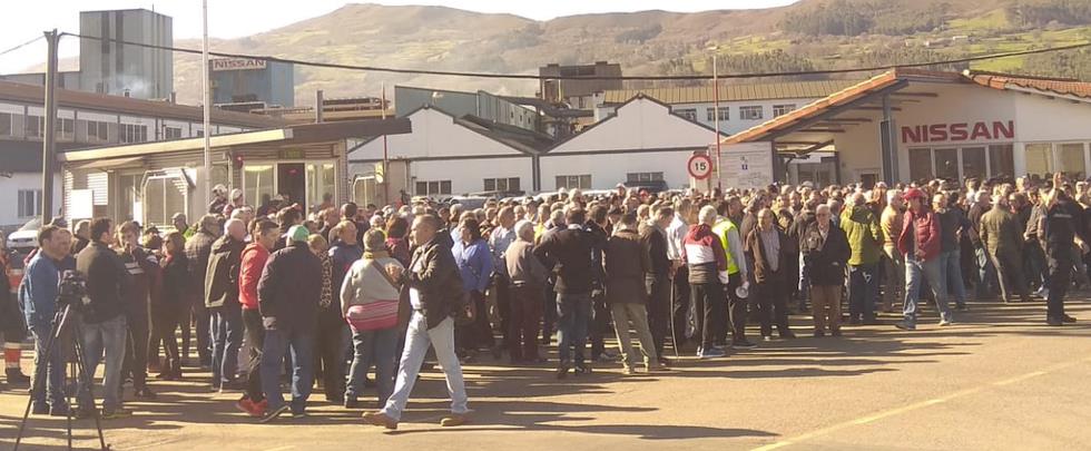 -La plantilla de Nissan se ha concentrado hoy, a las puertas de la factoría de Los Corrales de Buelna