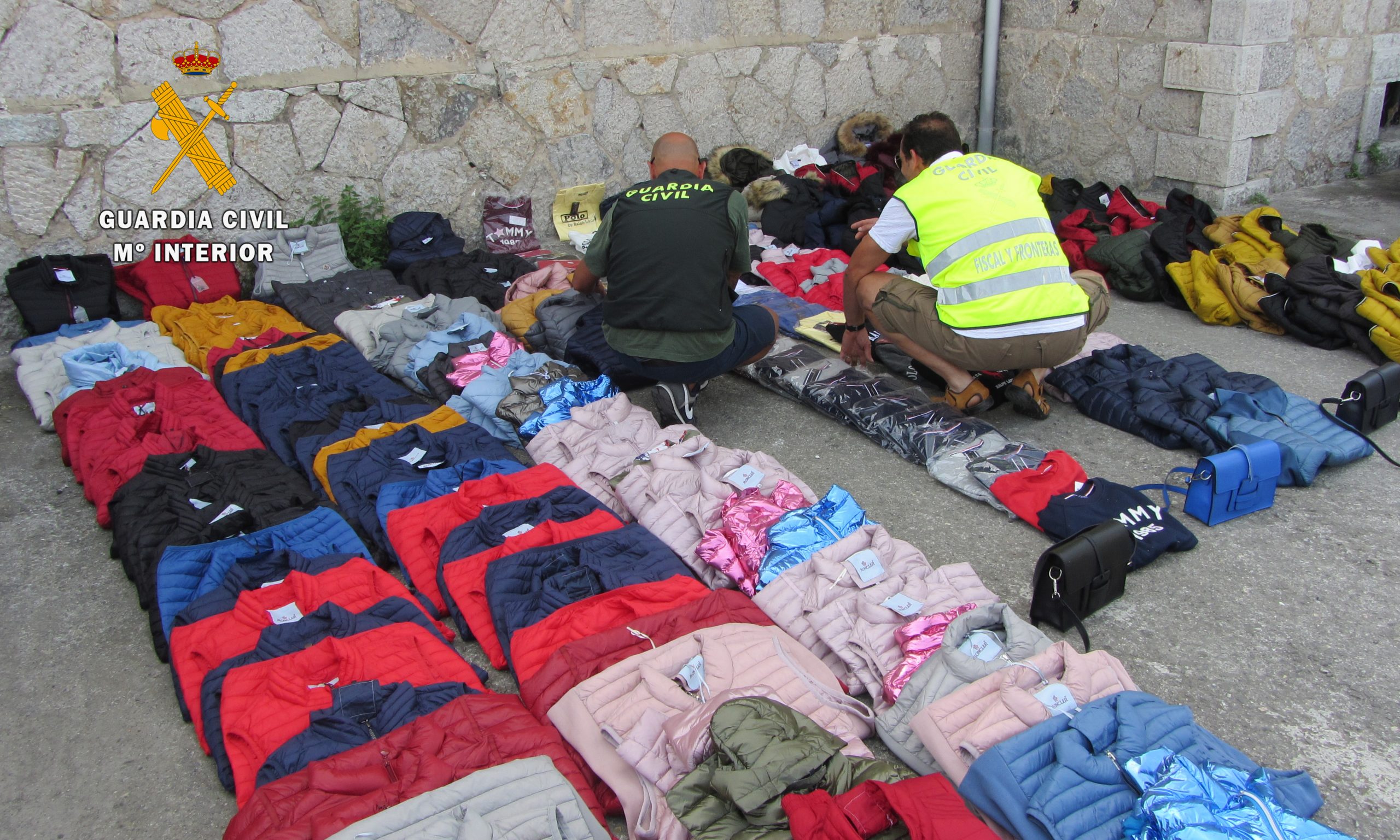  La Guardia Civil interviene más de 180 artículos falsificados en los mercadillos de Oriñón y Laredo