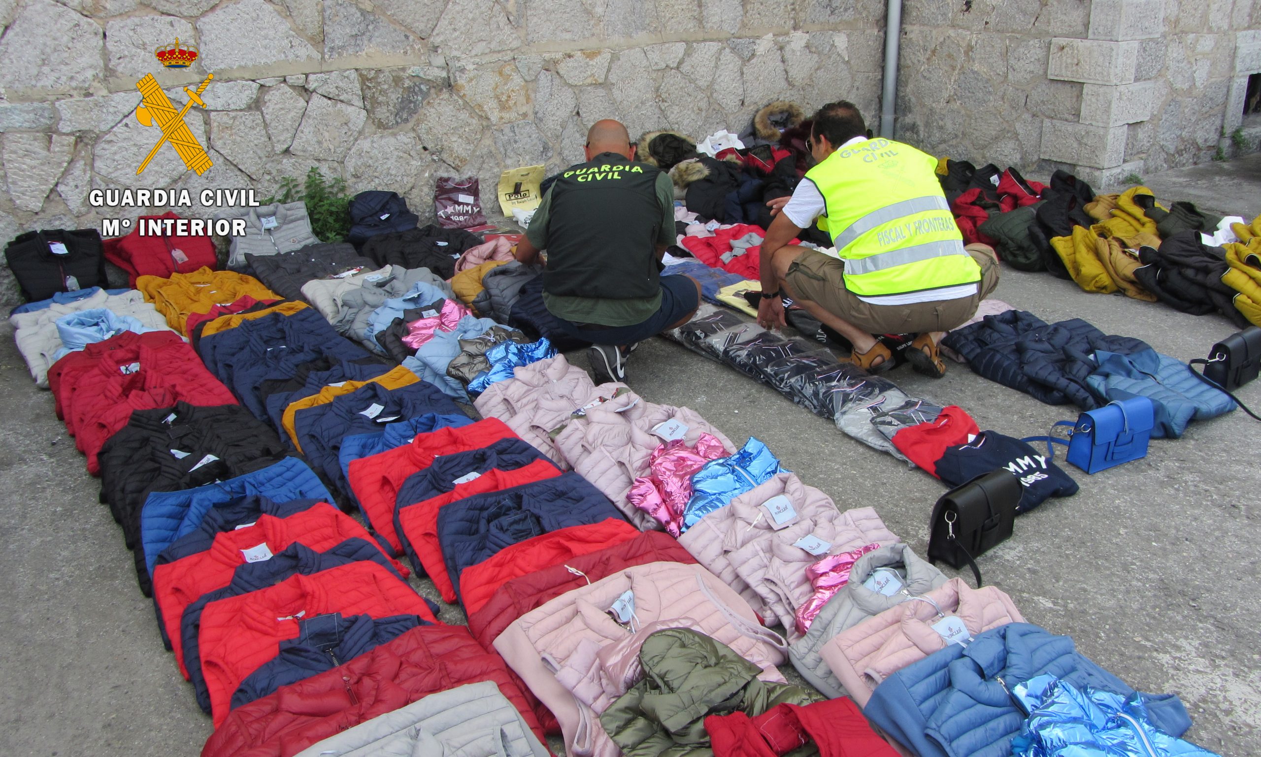 La Guardia Civil interviene más de 180 artículos falsificados en los mercadillos de Oriñón y Laredo