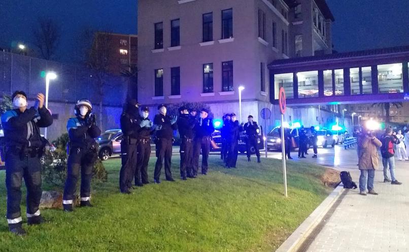 Policía Nacional, Policía Local de Santander y Bomberos Voluntarios rinden homenaje a los sanitarios del Hospital Valdecilla