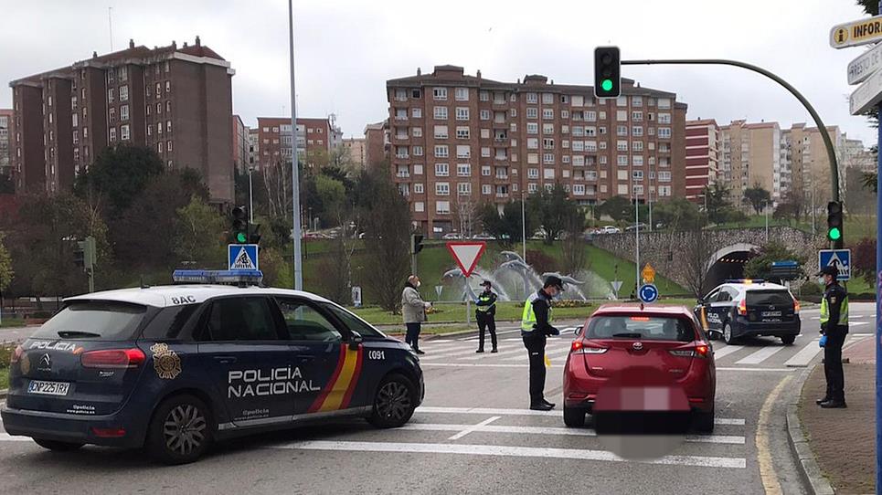 En la imagen un control policial en Santander para evitar desplazamientos innecesarios