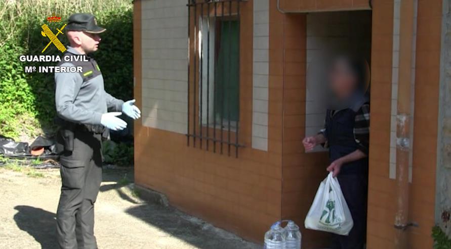  La Guardia Civil entrega comida a un vecino aislado en un pequeño pueblo de Cabrales (Asturias)